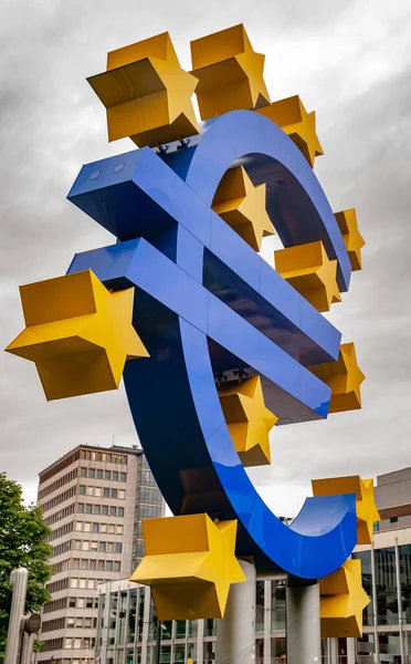 Nízký Úhel Velké Značky Eura Před Věží Eura Německu Během — Stock fotografie