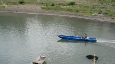 Wawa Nehri, Rizal, Filipinler 'de küçük mavi bir teknenin görüntüsü.