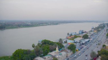 Mısır 'ın Kahire kentindeki Nil Nehri ve Maadi Şehri' nin yavaş çekim görüntüsü.