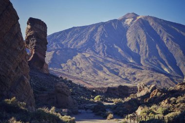 Güneşli bir günde yoldaki büyük bir dağın güzel manzarası.
