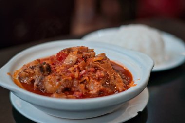 Çin restoranındaki bir masada beyaz kasede Öküz kuyruğu çorbası.