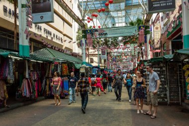 Kuala Lumpur, Malezya - Ekim 2012: Kuala Lumpur şehrinin eski Çin mahallesindeki kalabalık pazar caddesi Jalan Petaling.