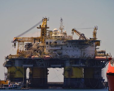 Tenerife, Canarias 'taki denizdeki petrol platformu.