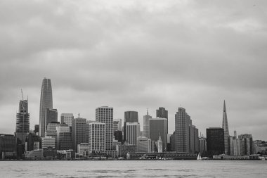 San Francisco gökyüzünün güzel siyah beyaz bir görüntüsü modern bir bina bulutlu bir gökyüzü kazandı.