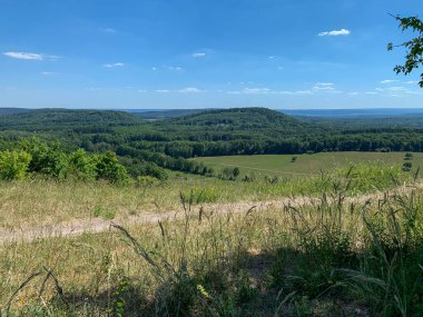 Yazın gün içinde güzel bir manzara.
