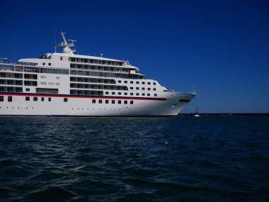 Akdeniz 'de beyaz bir yolcu gemisinin güzel fotoğrafı.