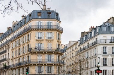 Paris, tipik cephe ve pencereler, kışın Richard-Lenoir bulvarı.