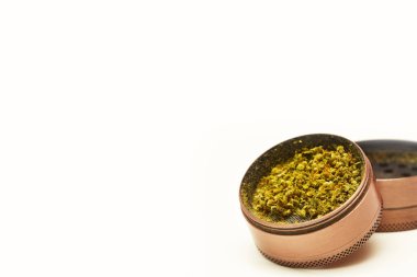 Esrarlı bir öğütücü, metin için alanı olan beyaz bir arkaplanda izole edilmiş