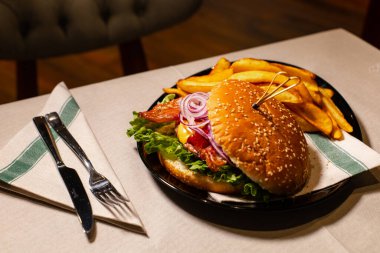 Sulu bir hamburger ve patates kızartması.