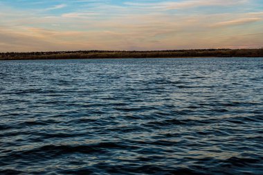 Denver, Colorado 'da Cherry Creek üzerinde güzel bir akşam gökyüzü
