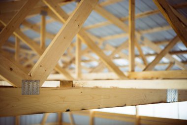 Çatıya yakın çekim ahşap döşeme.