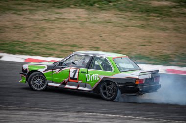 E30 yarışması sürüklenmeye hazır