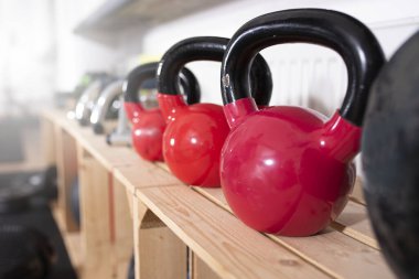 Spor salonundaki kırmızı çaydanlıkların seçici odak noktası.