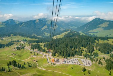 İsviçre 'nin Schwagalp bölgesindeki Santis geçidinde teleferik raylarının dikey görüntüsü.