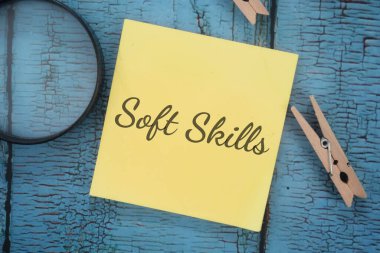 Sarı bir defter sayfasının yakın plan resmi. Yumuşak yazma becerileri var.