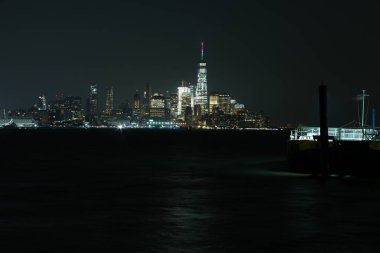 Gece parlak ışıklarla New York 'un göz kamaştırıcı manzarası