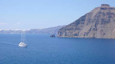 Santorini Adası 'ndaki Imerovigli' deki Kaldera 'nın Scaros uçurumu.