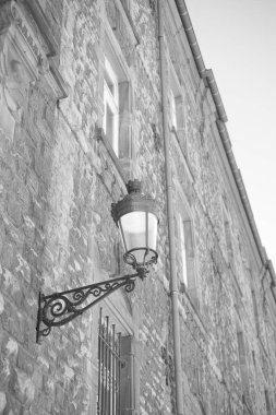 Lüksemburg 'daki modern binaların düşük açılı görüntüsü