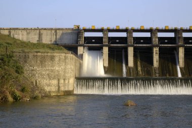 Akan su ve hidroelektrik santrali ile beton barajın havadan panoramik görüntüsü