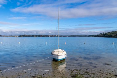 Brittany, Morbihan körfezinin manzarası, Ile aux Moines 'in manzarası, bir yelkenli teknesiyle