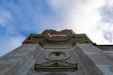 St.Gallen, İsviçre 'deki eski bir binanın alçak açılı görüntüsü.