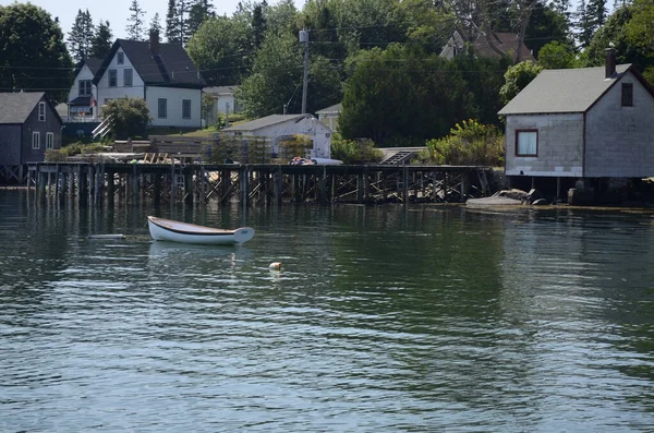 夏には湖の桟橋近くのボート — ストック写真