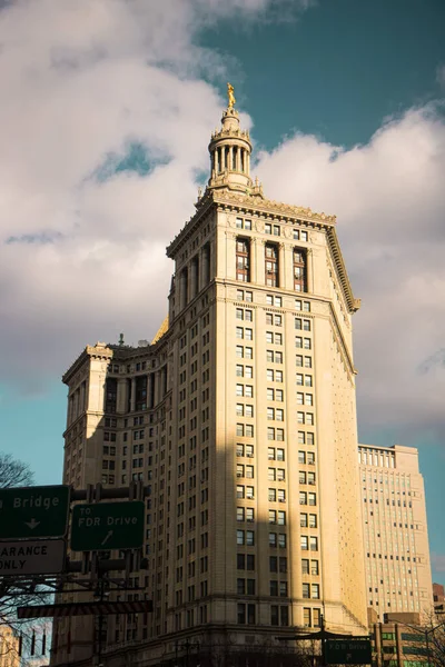 Niski Kąt Pionowy Zewnętrzny Budynku Manhattan Municipal — Zdjęcie stockowe