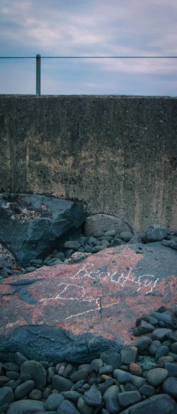 Tiro Vertical Inscrição Belo Dia Superfície Pedra Rachado Cercado Por — Fotografia de Stock