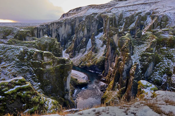 험악하게 꼬불꼬불 아이슬란드 겨울철에는 가파른 협곡을 굽이쳐 흐르는 — 스톡 사진