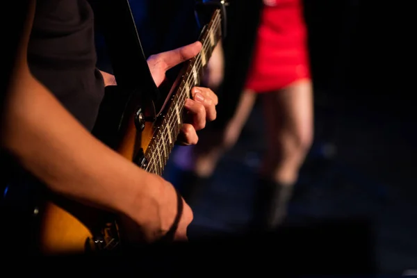 Вибірковий Фокус Знімок Чоловіка Який Грає Електричній Гітарі Сцені — стокове фото