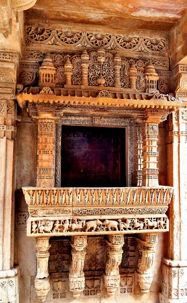 Μια Κάθετη Λήψη Εκπληκτικών Γλυπτών Στο Adalaj Stepwell Ινδία — Φωτογραφία Αρχείου