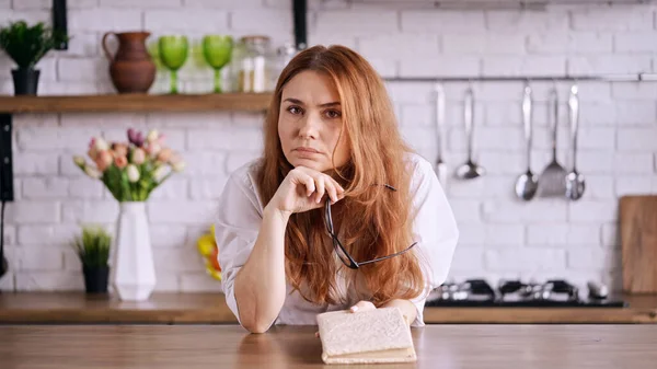 Caucasian Female Reading Book Her Kitchen — Stock Photo, Image