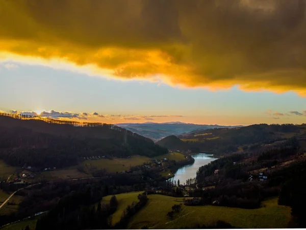 Der Schöne Blick Auf Das Grüne Tal Mit Gelben Wolken — Stockfoto