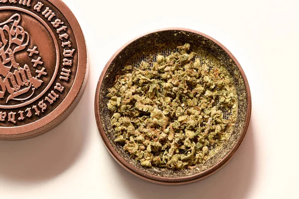 Una Vista Superior Molinillo Con Brotes Marihuana Sobre Fondo Claro — Foto de Stock