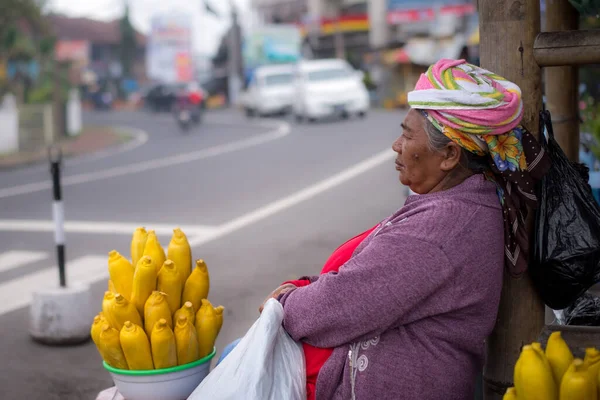 Primo Piano Una Signora Balinese Anziana Rosso Che Vende Mais — Foto Stock