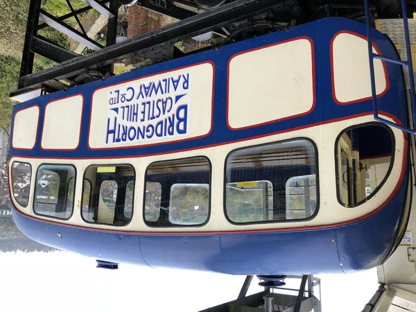 Bridgnorth Cliff Railway Top Station Зданиями Пышными Лесами Заднем Плане — стоковое фото