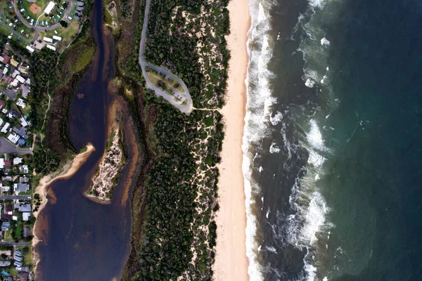 海辺の建物や潟湖の空中風景 — ストック写真