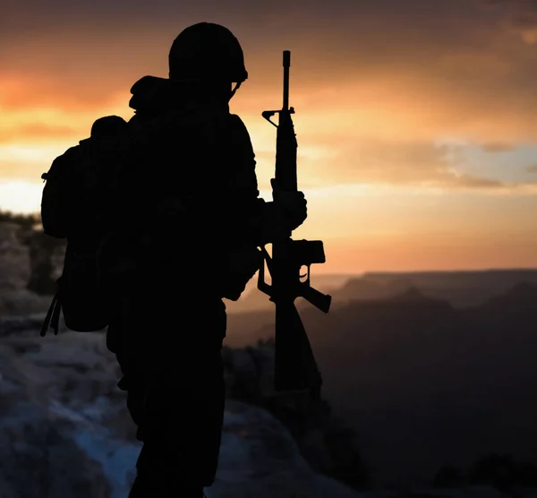 Силует Військового Солдата Зброєю Заході Сонця — стокове фото