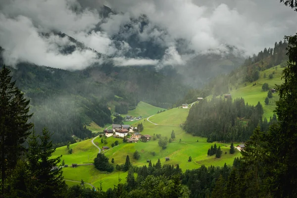 Schöne Aufnahme Einer Bergigen Landschaft Mit Häusern — Stockfoto