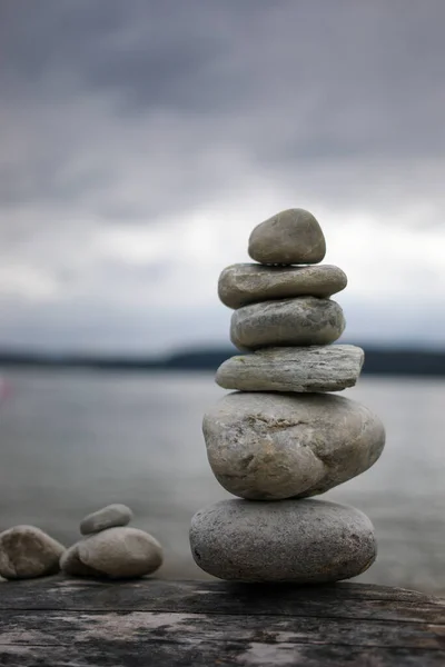 Uma Pirâmide Pedras Simboliza Zen Harmonia Equilíbrio — Fotografia de Stock