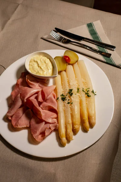 Leckeres Italienisches Essen Weißer Spargel Schinken Und Bozner Sauce Auf — Stockfoto