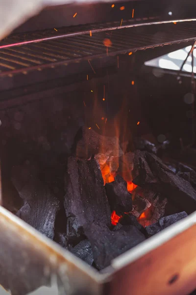 Eine Vertikale Nahaufnahme Des Glühenden Lagerfeuers Mit Holzkohle Und Verbranntem — Stockfoto