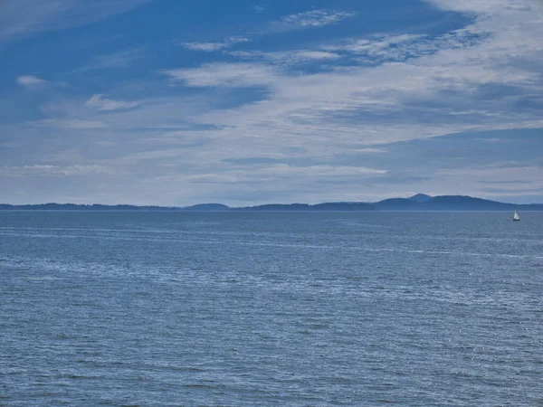 Kısmen Dalgalı Bir Denizin Manzarası Nce Bir Gökyüzünün Altında Yaz — Stok fotoğraf
