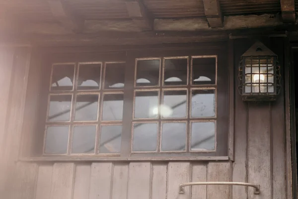 Zbliżenie Drewnianego Budynku Oknem — Zdjęcie stockowe