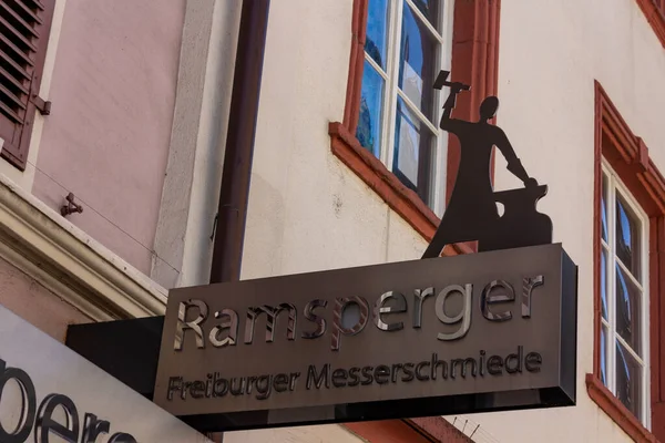 Ένα Ramsperger Μαχαιροπήρουνα Freiburg Πινακίδα Ένα Κτίριο — Φωτογραφία Αρχείου