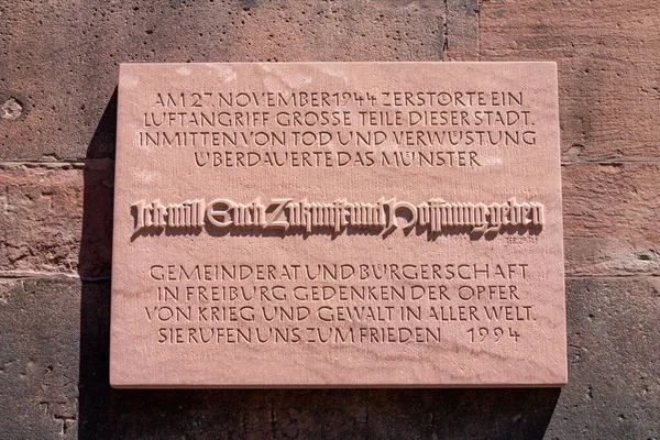 Egy Emléktábla Közelsége Németországi Freiburg Katedrális Falán — Stock Fotó