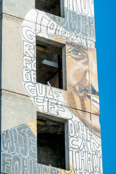 カタールの建物のファサードに描かれた人間の顔のアートワークの垂直ショット — ストック写真
