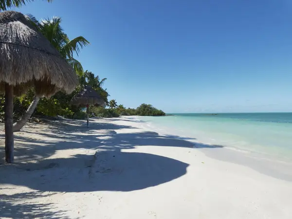 Eine Schöne Aufnahme Von Einem Leeren Weißen Sandstrand — Stockfoto