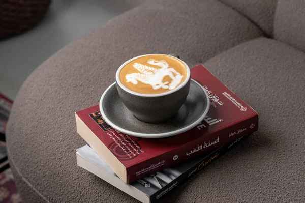 Een Close Van Een Kopje Cappuccino Geplaatst Boeken Een Bank — Stockfoto