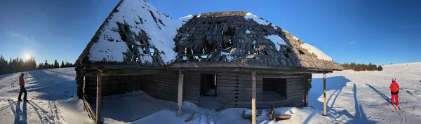 在阳光明媚的冬天 一座山上的一座旧木屋的特写镜头 上面覆盖着雪 — 图库照片